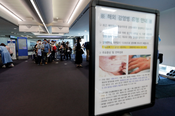 지난 21일 보고된 원숭이두창 의심환자 2명 중 1명이 최종 확진 판정을 받았다. 지난달 27일 오전 인천국제공항 제1터미널 입국장에 해외 입국자들이 검역을 받기 위해 대기하고 있다./사진=뉴스1