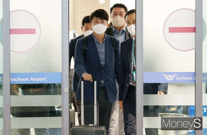 더불어민주당은 22일 이준석 국민의힘 대표를 둘러싼 당 차원의 징계 심의에 대해 "대한민국 정당사에 유례없는 국가적 망신"이라고 비판했다. 사진은 이 대표를 포함한 한-우크라이나 자유·평화연대 특별 대표단이 지난 9일 인천 영종도 인천국제공항 제1터미널을 통해 우크라이나 방문 일정을 마치고 귀국하고 있는 모습./사진=임한별 기자