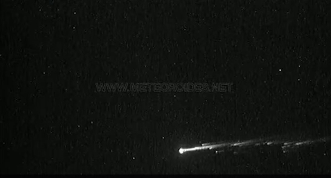 지난 22일(현지시각) 로이터에 따르면 네티즌들은 "(하늘에서 관측된) 불덩이는 외계 우주선일 수 있다"는 반응을 보였다. 사진은 지난 21일 하늘에서 떨어지는 '불덩이' 모습. /사진=영국 매체 데일리메일 공식 홈페이지 캡처