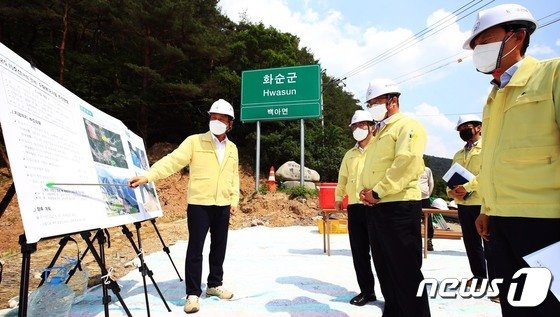 문금주 전남도 행정부지사가 장마 시작에 대비해 22일 오후 곡성군 오산면 국도15호선 수해복구사업 현장을 방문, 이정국 전남도 도로관리사업소장으로부터 추진현황에 대해 설명을 듣고 있다./뉴스1