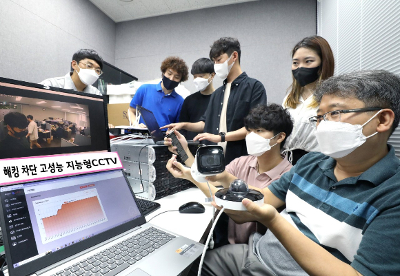 LG유플러스가 사물인터넷(IoT) 보안 전문 토털솔루션 업체인 ICTK 홀딩스와 함께 소상공인 대상 '지능형CCTV'의 보안을 강화할 수 있는 'PUF VPN' 기술을 세계 최초로 개발했다고 23일 밝혔다. 사진은 LG유플러스 직원과 ICTK홀딩스 직원들이 PUF 기술이 적용된 VPN 장비를 지능형CCTV 카메라와 연결하여 안전하게 영상이 전송되는지 테스트하는 모습.   /사진=LG유플러스