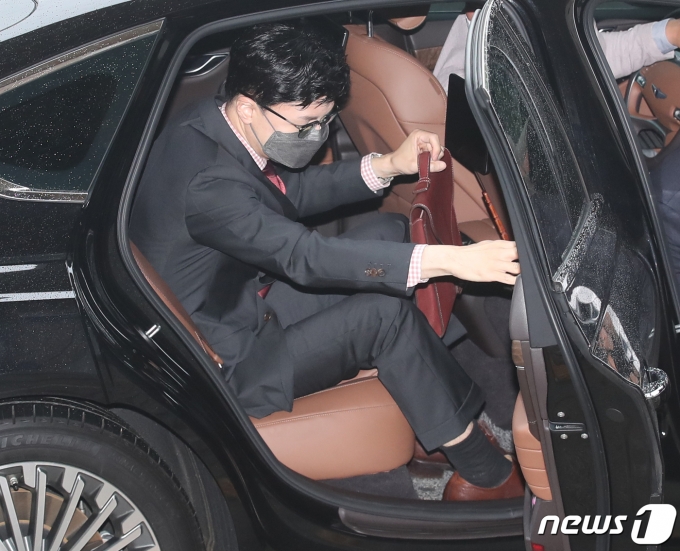 한동훈 법무부 장관이 23일 오전 경기도 정부과천청사 법무부 청사로 출근하고 있다. 한 장관은 지난 22일 검사장 승진 및 전보 인사를 단행했다.  © News1 송원영 기자