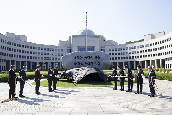 국가정보원이 원훈을 '우리는 음지에서 일하고 양지를 지향한다'로 교체했다. 사진은 지난해 6월4일 문재인 당시 대통령이 박지원 당시 국정원장 등 참석자들과 원훈석을 제막하는 모습. /사진=뉴시스