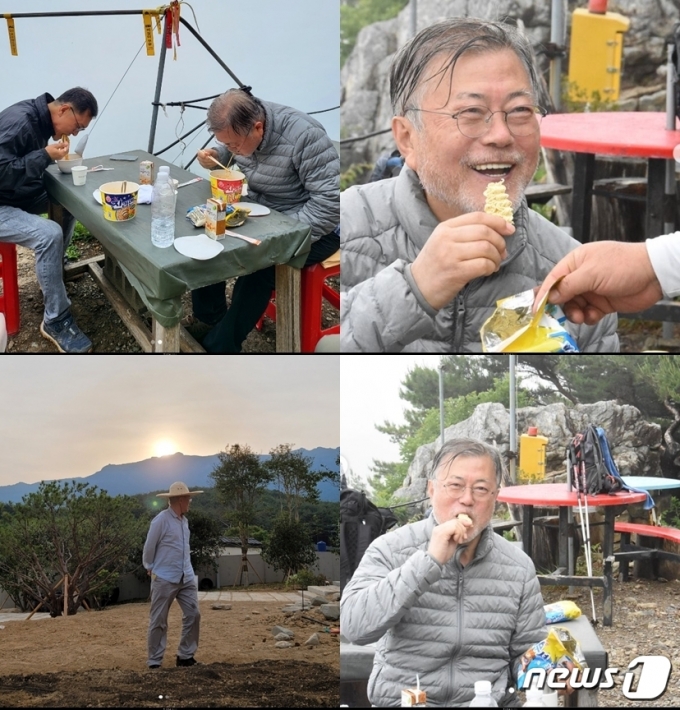 문재인 전 대통령이 영축산을 등반한 뒤 컵라면으로 출출함을 달랜 뒤 후식(?)으로 과자를 먹는 모습과 사저 뒷산을 넘어가는 노을을 돌아다보는 장면. (SNS 갈무리) © 뉴스1