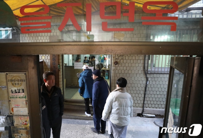 17일 서울 중구 '을지면옥'을 시민들이 드나들고 있다. 서울시가 10여년 전부터 추진된 '세운재정비촉진계획'에 따라 공구거리를 포함한 서울 청계천과 을지로 일대 상가 철거가 본격화하면서 을지면옥, 을지다방, 양미옥 등 일명 '노포'들이 철거 위기에 놓여 논란이 일고 있다. 이에 박원순 시장은 신년 기자간담회에서 보존되는 방향으로 재설계를 하도록 요청하겠다고 밝혔다. 2019.1.17/뉴스1 © News1 박세연 기자