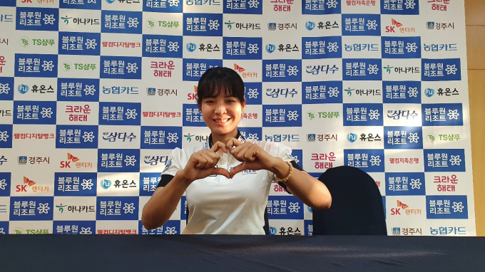 스롱 피아비가 25일 경북 경주에서 열린 블루원리조트 LPBA 챔피언십에서 결승에 진출한 후 인터뷰하고 있다. /사진=송혜남 기자