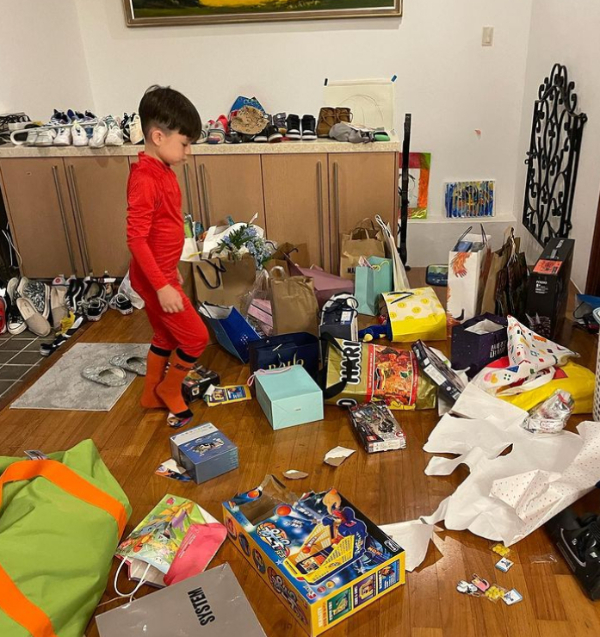 샘 해밍턴의 아내 겸 윌리엄·벤틀리의 엄마 정유미가 선물로 가득 찬 집 안을 공개했다. /사진=정유미 인스타그램