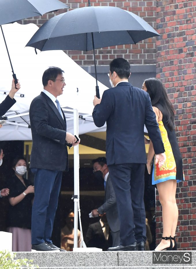 [머니S포토] 최재원 SK수석부회장에게 딸 소개하는 이재용 부회장