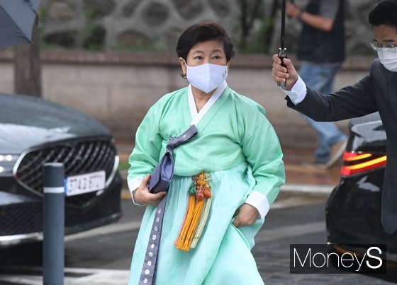 현정은 현대그룹 회장이 27일 서울 중구 정동제일교회에서 열린 정의선 현대차그룹 회장 장녀 진희 씨의 결혼식에 참석하고 있다. /사진=장동규 기자