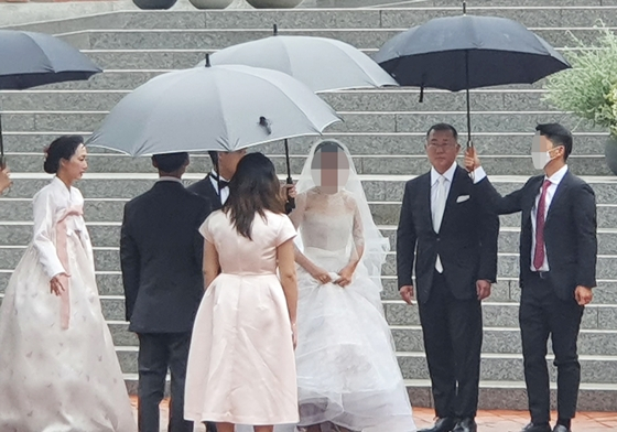 정의선 현대차그룹 회장과 아내 정지선씨를 비롯한 가족들이 27일 서울 중구 정동제일교회에서 열린 장녀 진희 씨의 결혼식에 참석하고 있다. /사진=뉴시스