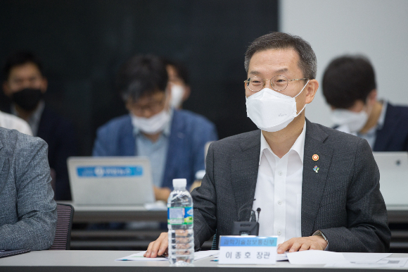이종호 과학기술정보통신부 장관과 이통3사 CEO의 첫 만남 일정이 연기됐다. 사진은 지난 27일 오후 대전광역시 유성구 KAIST에서 열린 '제1차 인공지능(AI) 반도체 최고위 전략대화'에서 인사말을 하던 이 장관의 모습. /사진=과학기술정보통신부