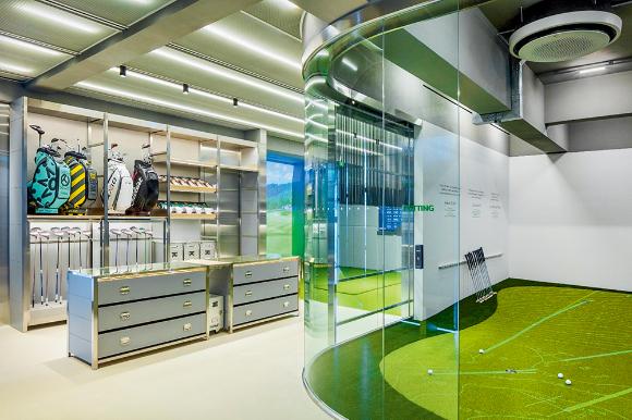 현대카드는 프리미엄 카드 고객만 입장이 가능한 골프 연습장을 따로 꾸렸다. 사진은 '아이언앤우드'./사진=현대카드