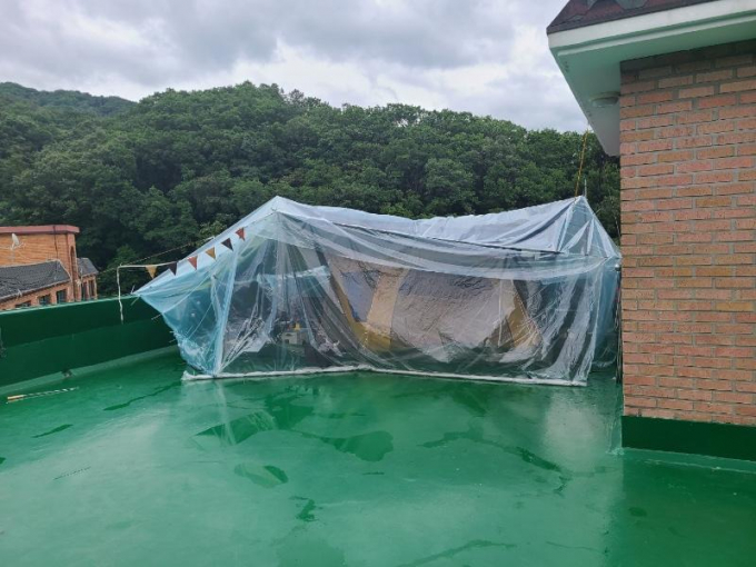 A씨가 항의하자 텐트 위치를 반대편 옥상으로 옮겼다. /사진=온라인 커뮤니티 '보배드림' 갈무리