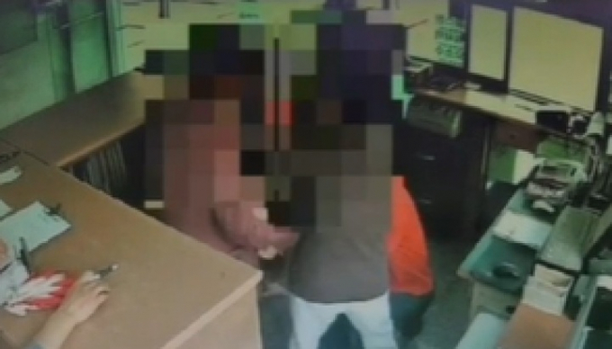 남성이 B씨에게 폭행을 하는 모습이 고스란히 폐쇄회로(CC)TV에 담겼다. /사진=온라인 커뮤니티 '보배드림' 갈무리