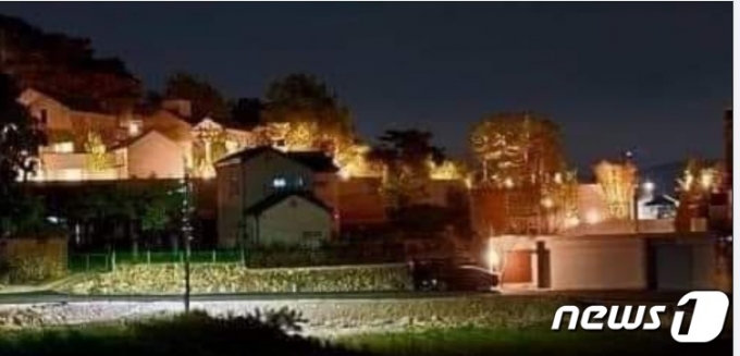 문재인 전 대통령의 경남 양산 평산마을 사저 야경. (SNS 갈무리) &copy; 뉴스1