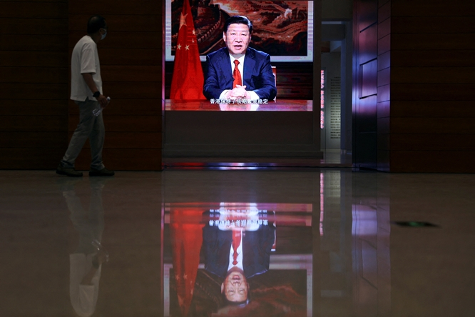 지난 29일(현지시각) 글로벌 '반중 여론'이 거세지고 있다는 보도가 나왔다. 사진은 중국 베이징의 한 시민이 스크린에 비친 시진핑 중국 국가주석을 바라보는 모습. /사진=로이터