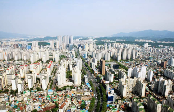 정부가 일부 규제지역을 투기과열지구·조정대상지역에서 해제했다. 전문가들은 주택 추가 구매로 인한 시장 자극은 적다고 전망했다. 대구 아파트 밀집지역. /사진=뉴스1