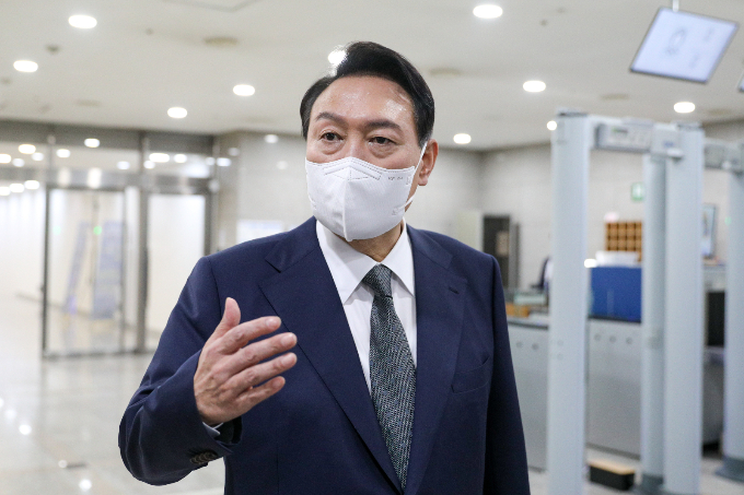 윤석열 정부의 봅인세 인하 정책이 '부자 감세' 비판을 받고 있다. 사진은 용산 대통령실 출근길에서 경제정책 관련 질문에 답하는 윤석열 대통령. /사진=뉴스1(대통령실사진기자단)