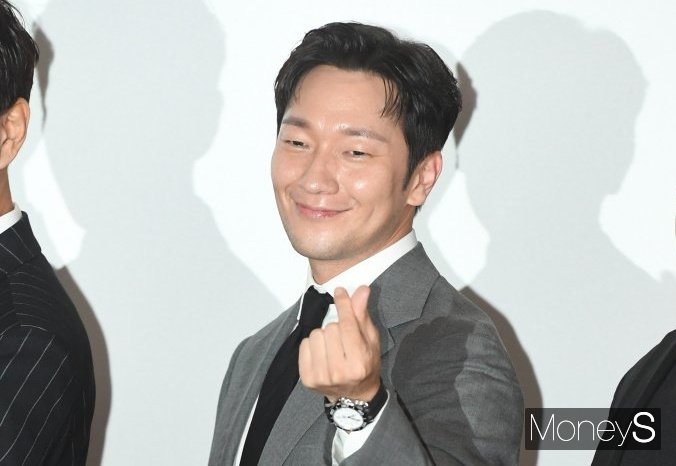 배우 손석구(39)가 드라마 '나의 해방일지'에 이어 영화 '범죄도시2'를 통해 안방과 스크린을 오가는 활약을 펼치며 제대로 날개를 달았다. 사진은 지난 6월15일 오후 서울 강남구 삼성동 메가박스 코엑스에서 열린 영화 '범죄도시2'(감독 이상용) 천만 돌파 흥행 감사 GV 행사에 참석해 포즈를 취한 배우 손석구. /사진=장동규 기자 