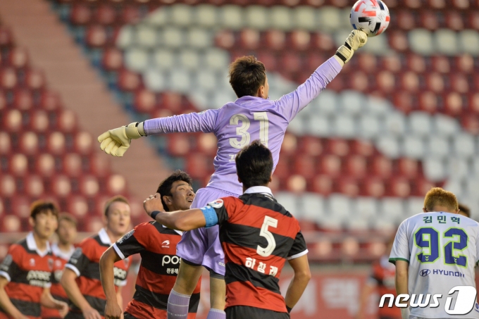 16일 오후 경북 포항스틸야드에서 무관중 경기로 열린 프로축구 하나원큐 K리그 1 2020 포항스틸러스와 전북 현대의 경기 전반 포항 수문장 강현무가 펀칭하고 있다. 2020.6.16/뉴스1 &copy; News1 최창호 기자