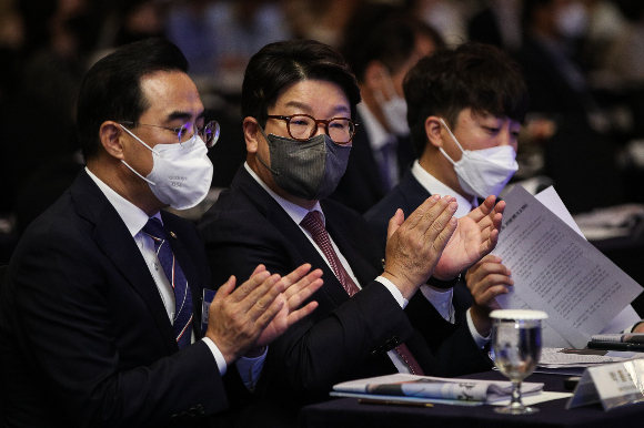 여야 원내대표가 7월 임시국회 본회의를 하루 앞두고 국회 원구성 합의 등을 위해 3일 비공개 회동을 갖는다.  사진은 박홍근(왼쪽부터) 더불어민주당 원내대표와 권성동 국민의힘 원내대표, 이준석 국민의힘 대표가 지난달 22일 서울 중구 롯데호텔에서 열린 '2022 경향포럼'에 참석했던 모습. /사진=뉴스1