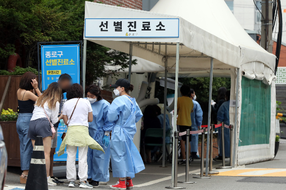 코로나19 신규 확진자가 3일 0시 기준 1만59명 발생했다. 사진은 서울 종로구보건소에 설치됐던 코로나19 선별진료소 모습. /사진=뉴스1