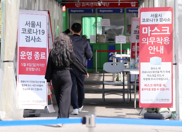 위중증 환자는 전날과 같은 53명으로 닷새째 50명대를 기록했다. 사진은 서울 송파구 잠실종합운동장에 마련됐던 코로나19 임시 선별진료소. /사진=뉴스1