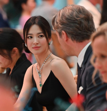 송혜교가 자신의 인스타그램에 독보적인 미모를 뽐냈다. /사진=송혜교 인스타그램