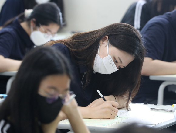  올해 수능이 11월17일 진행된다. 사진은 경기 화성시 동탄고등학교 학생들이 지난 6월 전국연합학력평가를 치르던 모습. /사진=뉴스1