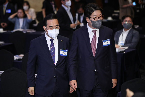 여야가 21대 국회 후반기 원구성 협상에 실패했다. 사진은 박홍근(왼쪽) 더불어민주당 원내대표와 권성동 국민의힘 원내대표기 최근 서울 중구 롯데호텔에서 열린 '2022 경향포럼'에 참석했던 모습. /사진=뉴스1
