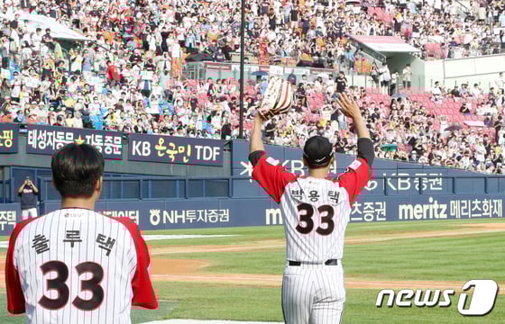 [사진] 3루 롯데 응원석을 향해서도 인사하는 박용택