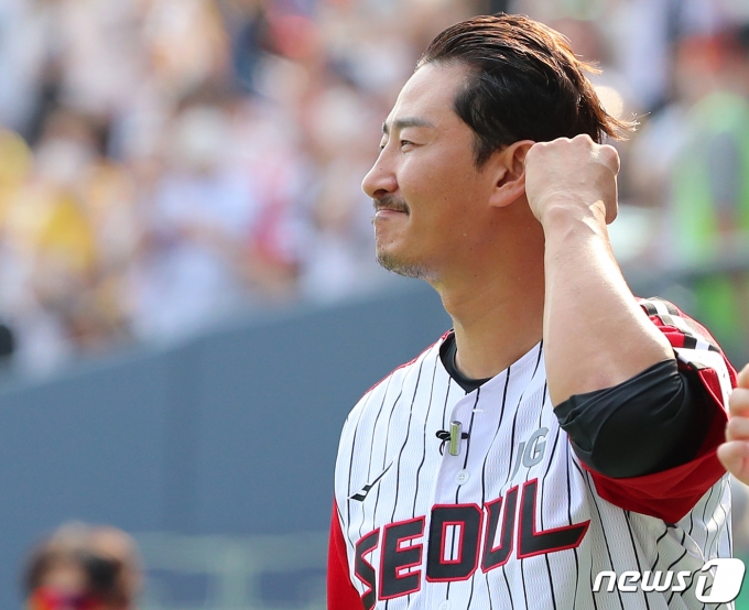 박용택 해설위원이 3일 서울 송파구 잠실야구장에서 열린 프로야구 '2022 신한은행 SOL KBO리그' 롯데 자이언츠와 LG 트윈스 경기를 앞두고 은퇴식에 참석하고 있다. 2022.7.3/뉴스1 © News1 김진환 기자