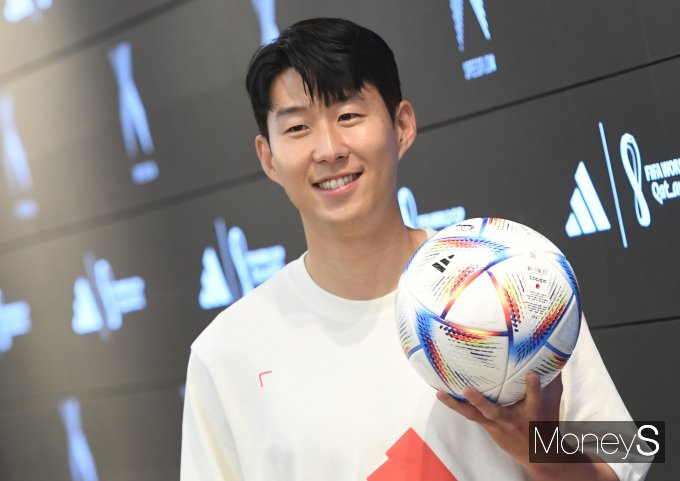 [머니S포토] 손흥민 '아시아 선수 최초 EPL 득점왕 미소'