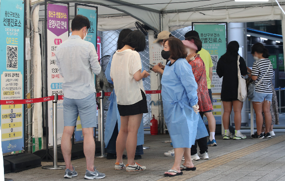 지난 3일 오전 서울 용산구보건소 코로나19 선별진료소에서 시민들이 검체검사를 받기 위해 줄을 서고 있다./사진=뉴스1
