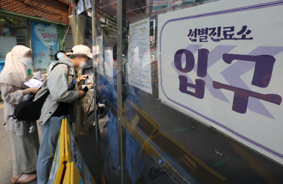 지난 3일 오전 서울 중구보건소 코로나19 선별진료소에서 의료진이 시민들을 안내하고 있다./사진=뉴스1