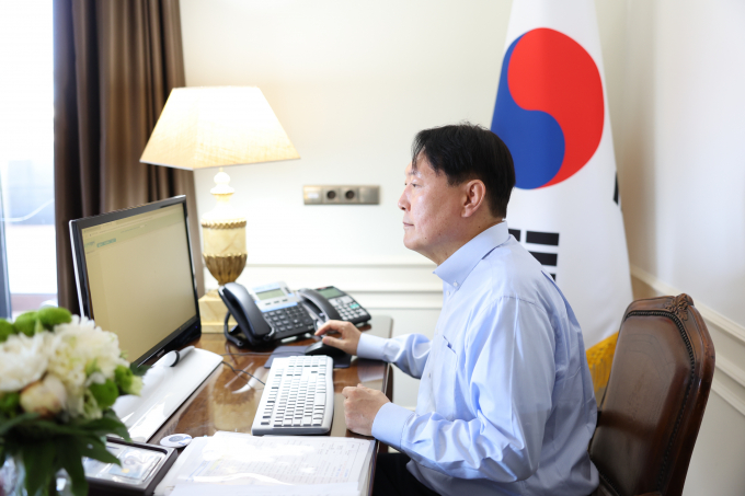 윤석열 대통령이 북대서양조약기구(NATO·나토) 정상회의 참석 차 방문한 스페인에서 업무를 보는 사진들이 공개된 가운데 '설정샷' 논란이 불거졌다. 사진은 지난 3일 대통령실이 공개한 윤 대통령 사진. /사진=대통령실 제공