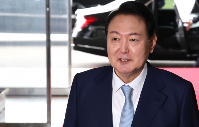윤석열 대통령이 연이은 인사 논란 지적에 대해 불쾌감을 드러냈다. 사진은 윤 대통령이 5일 서울 용산 대통령실 청사로 출근하며 취재진 질문에 답변하는 모습. /사진=뉴시스