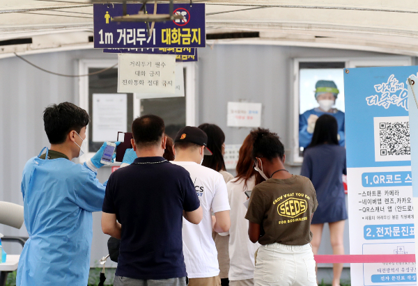  5일 발표된 신종 코로나바이러스 감염증(코로나19) 일일 신규 확진자가 1만8147명으로 집계됐다. 사진은 5일 오전 대전 유성구 월드컵경기장 주차장에 마련된 선별진료소에서 시민들이 코로나 검사를 받고 있는 모습. /사진=뉴스1