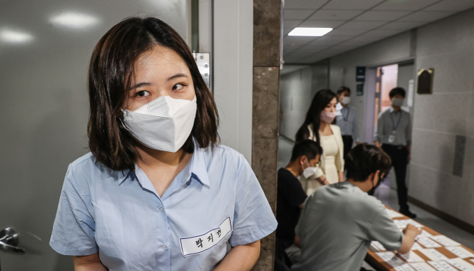 박지현 전 더불어민주당 비상대책위원장이 5일 MBC라디오 '김종배의 시선집중'에 출연해 자신의 출마자격에 대한 유권해석을 다시 해야 한다고 주장했다. 사진은 박 전 위원장이 지난 1일 서울 여의도 국회 의원회관에서 열린 그린벨트(민주당 청년 정치인 연대) 결과 공유 파티 '용감한 여정'에 참석하는 모습. /사진=뉴스1