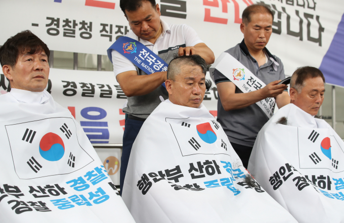 현직 경찰들이 행정안전부 경찰국(가칭) 신설에 반대하며 릴레이 삭발과 단식 투쟁에 나선다. 사진은 지난 4일 서울 서대문구 경찰청 앞에서 행정안전부 경찰국 신설 정책 철회를 요구하며 삭발하는 경찰들. /사진=뉴시스