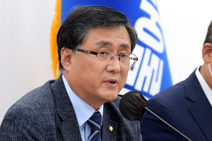 김성환 민주당 정책위의장이 5일 서울 여의도 국회에서 열린 원내대책회의에서 최상목 대통령실 경제수석을 비판했다. 사진은 이날 김 의장이 모두발언하는 모습. /사진=뉴스1
