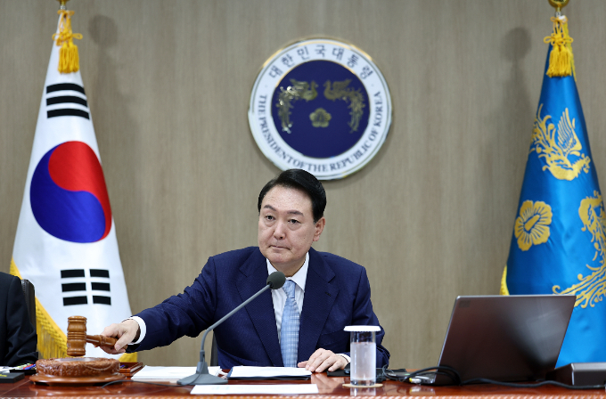윤석열 정부가 원전 사용 비중을 30% 이상으로 확대한다. 사진은 5일 용산 대통령실 청사 국무회의실에서 열린 제30회 국무회의에 참석한 윤석열 대통령. /사진=뉴스1(대통령실사진기자단)