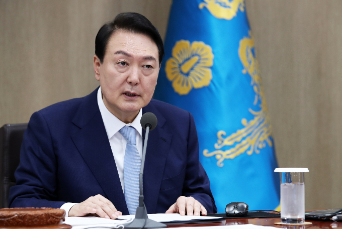 윤석열 정부가 전기요금 원가주의 정책을 공식 추진한다. 사진은 5일 용산 대통령실 청사에서 열린 30회 국무회의에 참석한 윤석열 대통령. /사진=뉴스1(대통령실사진기자단)