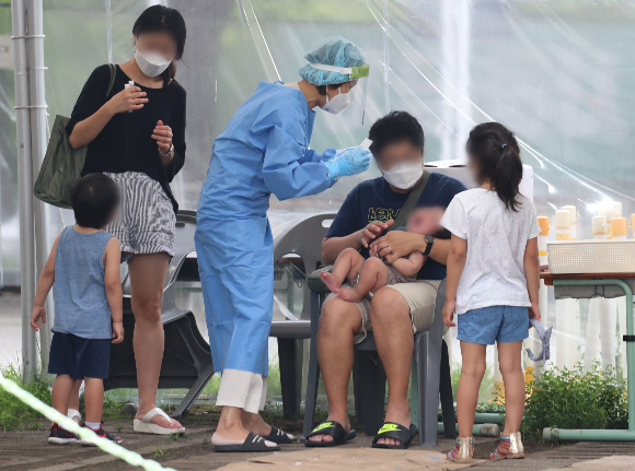 방역당국이 신종 코로나바이러스 감염증(코로나19) 오미크론 변이 하위 변이인 BA.5가 우세종으로 올라설 것이라고 전망했다. 지난 5일 오전 대전 유성구 월드컵경기장 주차장에 마련된 선별진료소에서 시민들이 코로나 검사를 받고 있다./사진=뉴스1