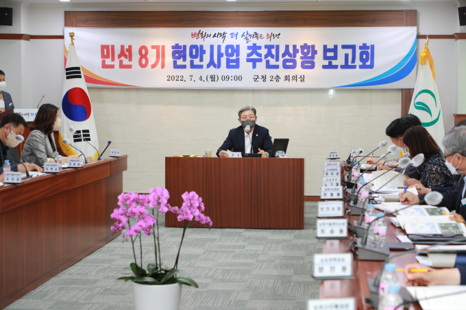 오태완 의령군수가 지난 4일 군청 2층 회의실에서 열린 민선 8기 주요 현안 사업 보고회에서 모두발언을 하고 있다./사진=의령군 제공 