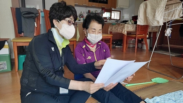 봉화군의 노인맞춤돌봄서비스 수행기관 소속 생활지원사가 한 어르신을 찾아 폭염 대비 행동요령을 홍보하고 있다./사진제공=경북 봉화군