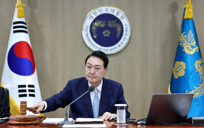 윤석열 대통령이 앞으로 직접 민생 현안을 챙길 것이라는 입장을 밝혔다. 사진은 윤 대통령이 5일 서울 용산 대통령실 청사에서 국무회의를 주재하는 모습. /사진=뉴시스