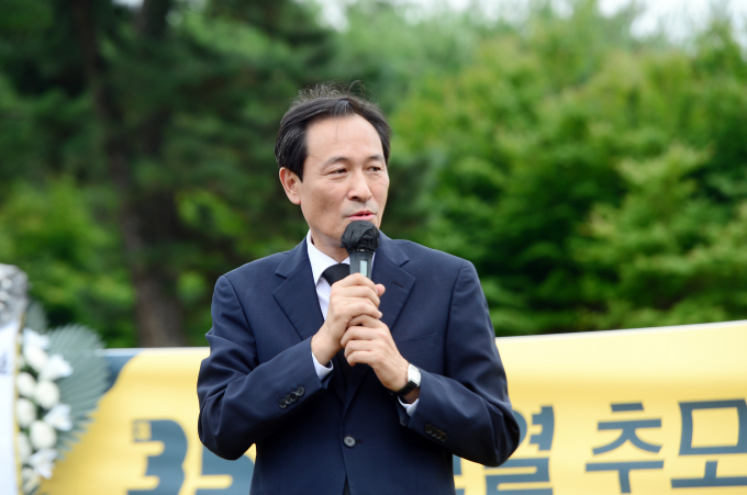 이한열 열사의 35주기 추모식에 참석한 우상호 더불어민주당 비상대책위원장이 현 정부의 경찰 장악에 대한 비판의 목소리를 냈다. 사진은 우 위원장이 5일 오후 광주 북구 망월동 민족민주열사묘역에서 열린 '35주기 이한열 추모제'에 참석해 추모사를 하는 모습. /사진=뉴스1  