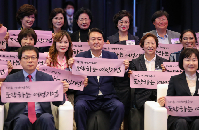 윤석열 대통령은 5일 "여성기업인은 강인함과 섬세함으로 위기 극복과 신산업 창출에 앞장서 왔다"며 더 많은 여성 경제인의 배출을 위한 기업 성장 생태계를 구현하겠다고 밝혔다. 사진은 윤 대통령이 이날 오후 서울 여의도 중소기업중앙회관에서 열린 제1회 여성기업주간 '여성경제인의 날 유공자 정부포상 수여식'에서 참석자들과 기념촬영하는 모습. /사진=뉴스1