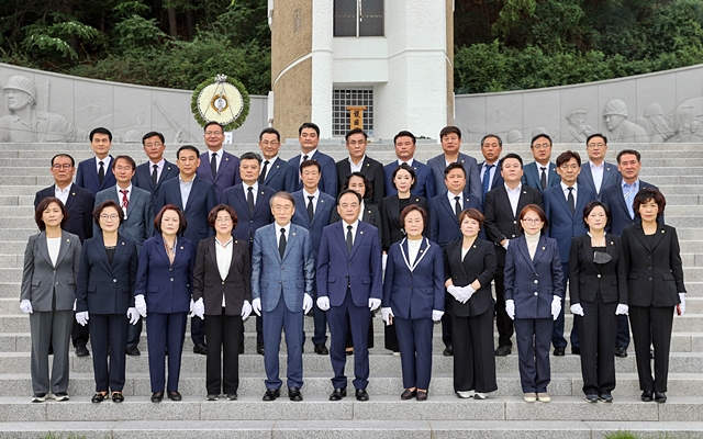 이만규 대구시의회 의장을 비롯한 시의원들이 충혼탑 참배를 마친 뒤 단체사진을 촬영하고 있다./사진제공=대구시의회